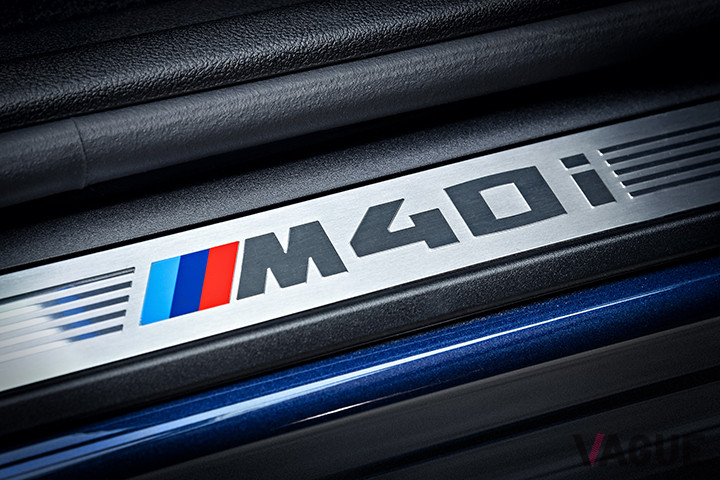 サイドシルにはM40iのキッキングプレートが入る
