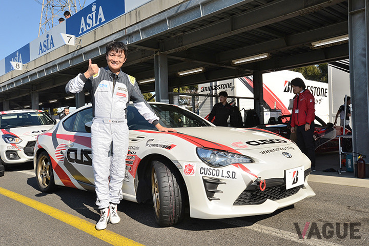 レポーターの岡本幸一郎氏