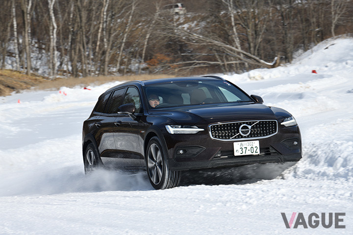 V60CCの試乗コース走行シーン