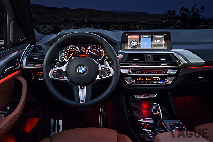 BMW「X3 M40i」のインパネ（夜間）