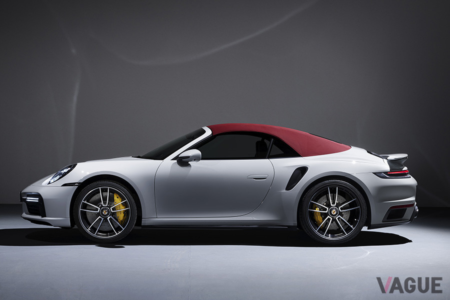 ポルシェ「911ターボSカブリオレ」。ソフトトップを閉めた状態