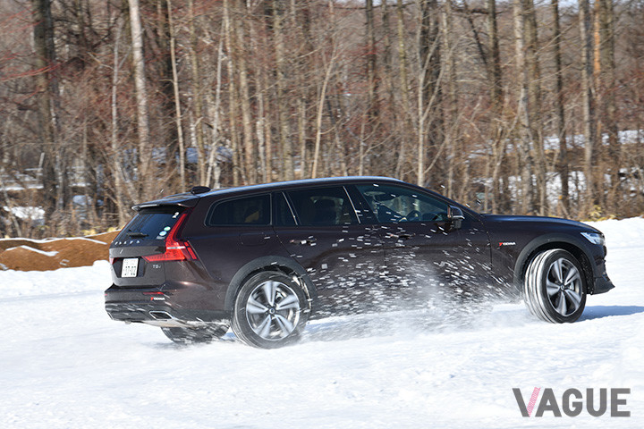 V60CCの試乗コース走行シーン