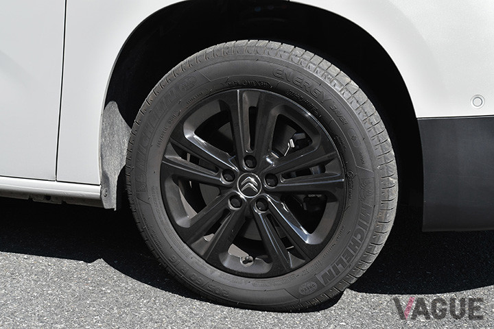16インチアルミホイールを標準装着。タイヤサイズは205／60R16