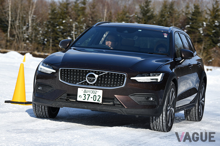 V60CCの試乗コース走行シーン