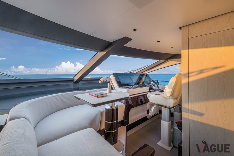 AZIMUT Grande25 METRIの操舵室