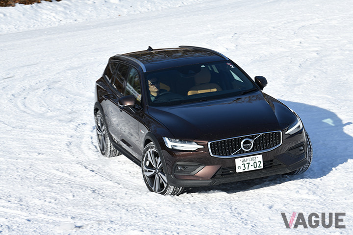 V60CCの試乗コース走行シーン