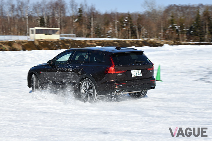 V60CCの試乗コース走行シーン