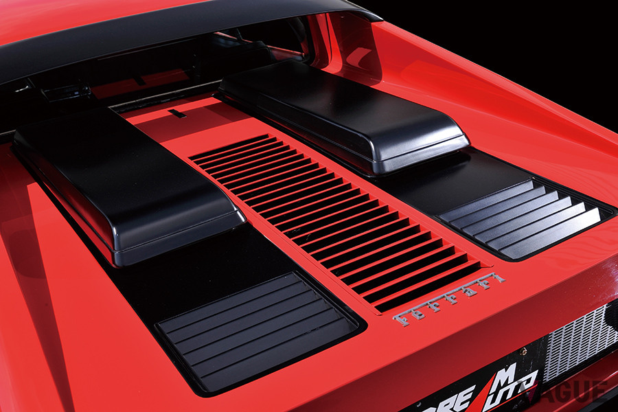 オールアルミ製エンジン「ティーポF102」。BBは厳密にいえば水平対向エンジンではなく、180度V型12気筒となる。デイトナ用に設計された180度V12 4カムユニットを搭載する