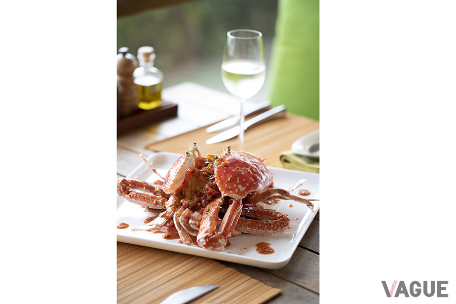 メインダイニング「バイ・ザ・ビーチ」では、新鮮な魚介類ととれたての野菜を使った美味しい料理が楽しめる。3000本に及ぶワインセラーやシェフズテーブルも備える