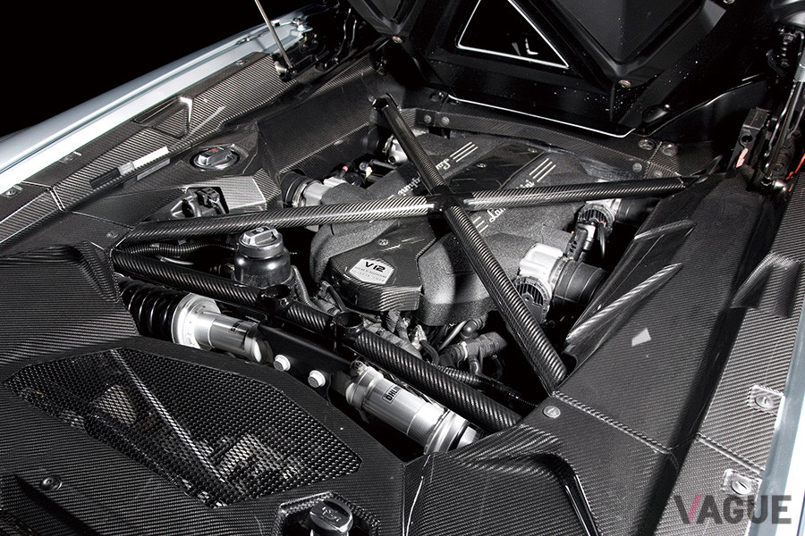 最高出力700CV、最大トルク690Nmを発揮する自然吸気のV型12気筒エンジン