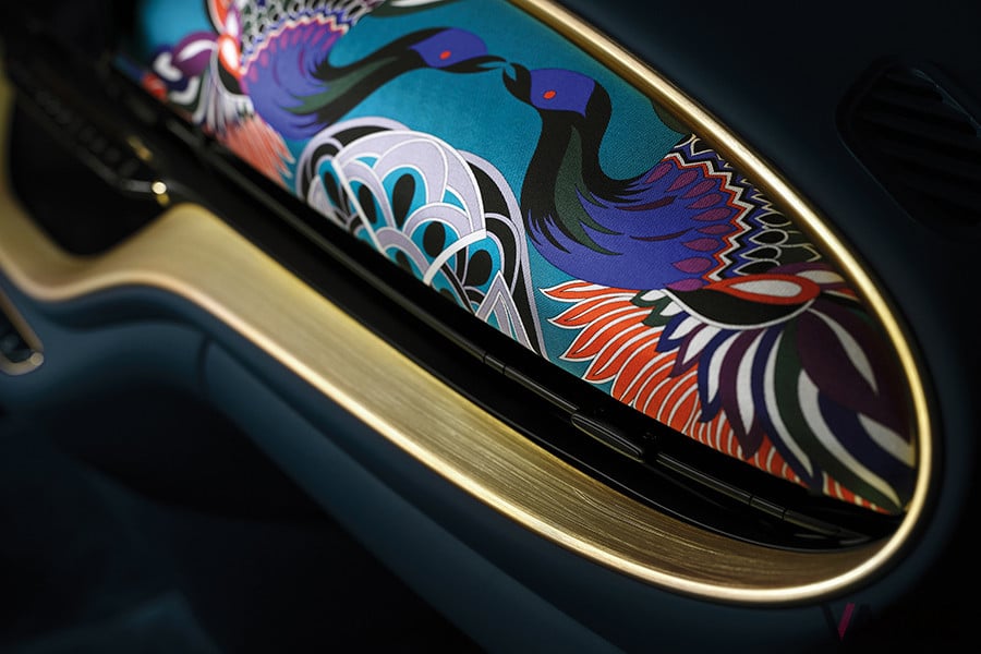 過去のシルクスカーフを再利用したというのが、ポイント