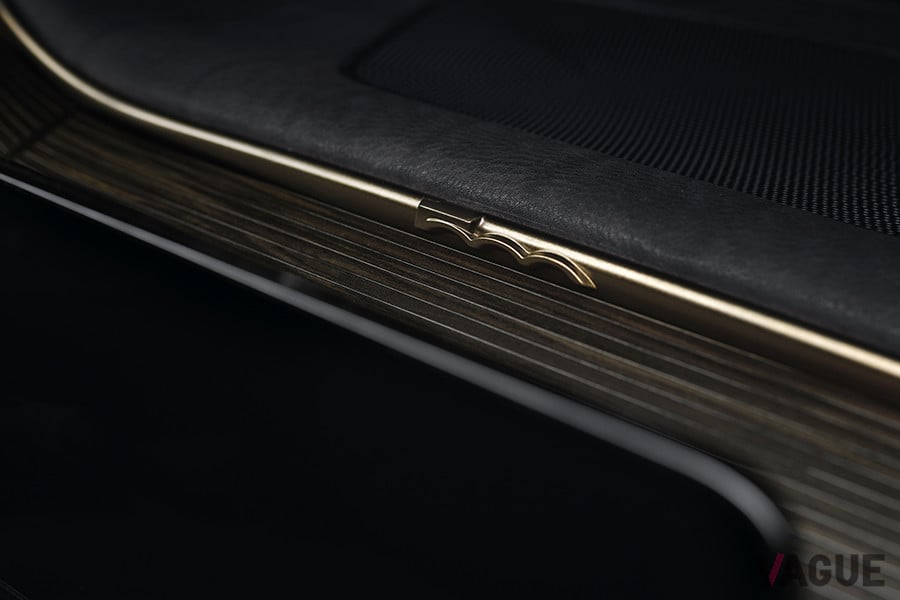 なめらかで彫刻的な美をもつダッシュボードインサート