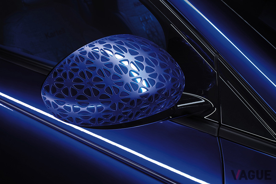 ボディパネルの表面は、環境に優しいクロム塗料を採用した、ミラーエフェクト・カルテルブルーで塗装