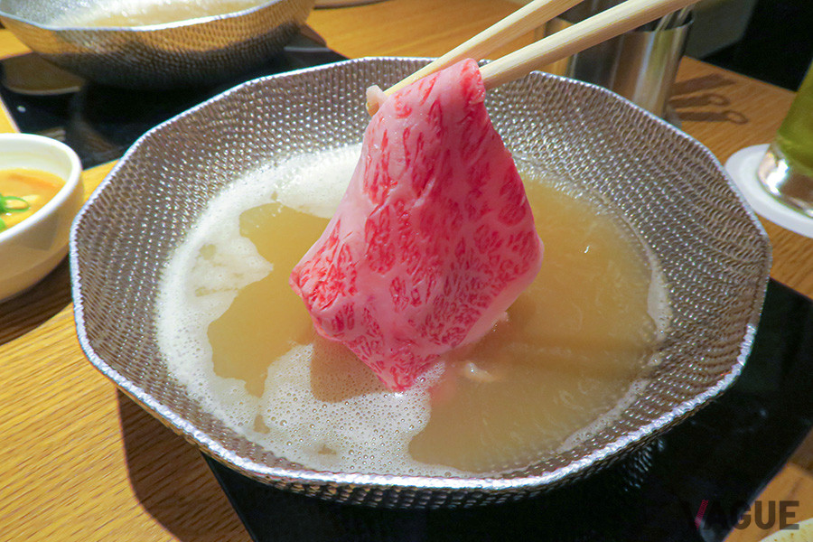 まずは、肉からしゃぶしゃぶして、だしに肉の旨味を出す