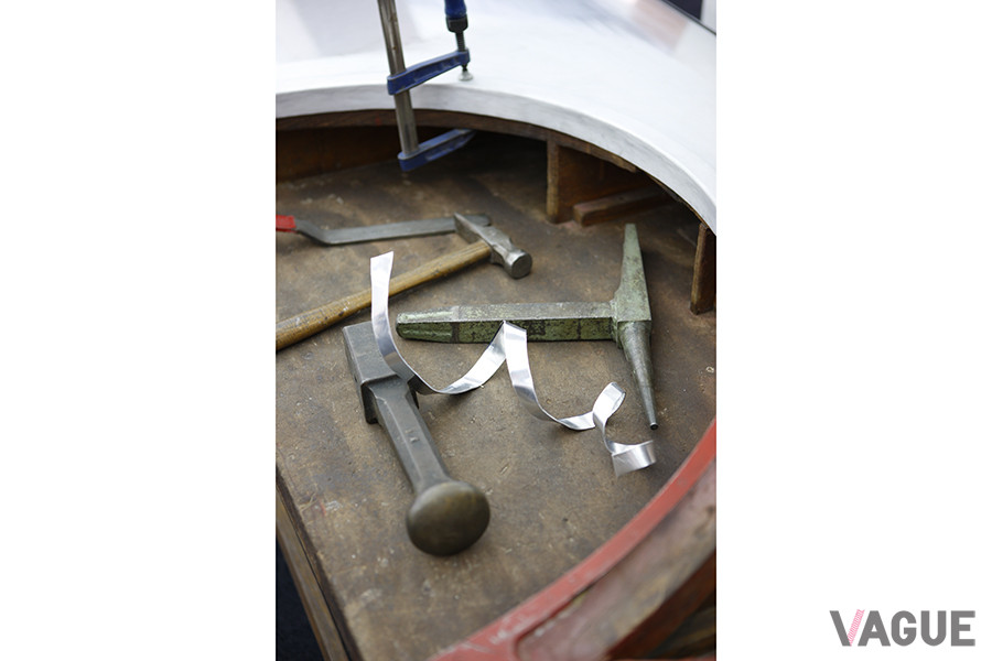 かつてのベントレーの車両は、職人たちが叩いてボディラインを生み出していた