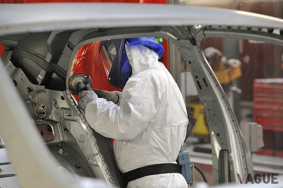 熟練した金属加工の職人が、溶接部を丁寧に仕上げる