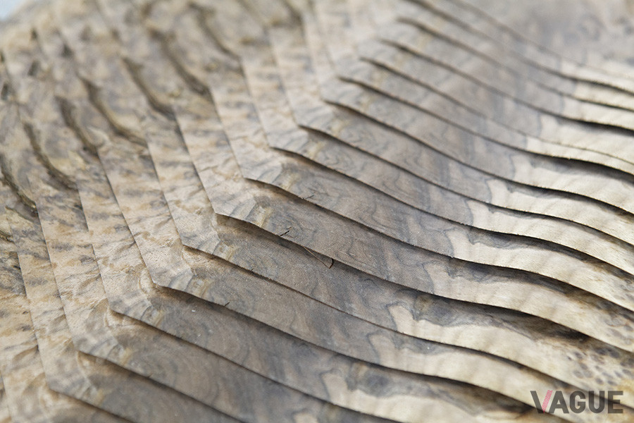 ベニヤは、職人によってミラーマッチ（左右対称に配置）される