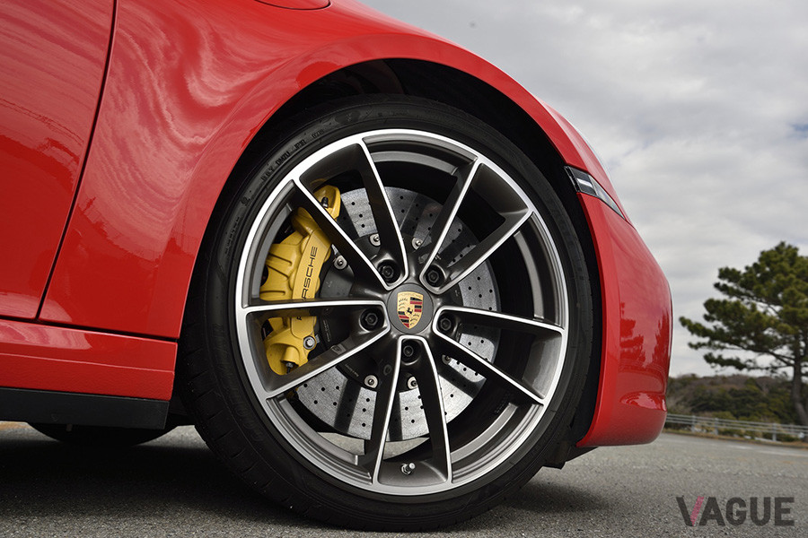 ベーシックモデルは前後ともΦ330mmだが、Sモデルは前後ともΦ350mmのブレーキディスクとなる。オプションでセラミックコンポジットブレーキも選択可能