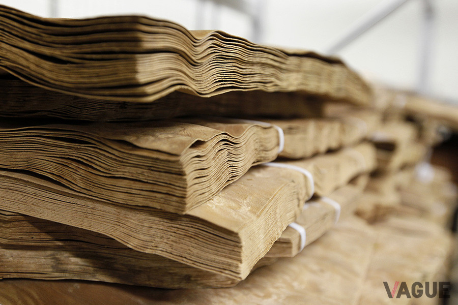 カスタマーの要望に応えられるように、さまざまな紋様のベニヤがストックされている