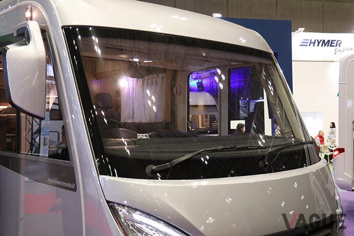 フロントガラス面積が大きく、運転がしやすい。HYMER「Exsis-i474」は全長：6640×全幅2220×全高2770mm。免許は普通自動車免許（8t限定）で運転可能。