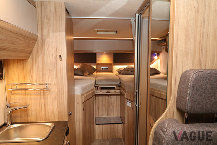 HYMER「Exsis-i474」の室内。木目調が癒やしの空間を演出。