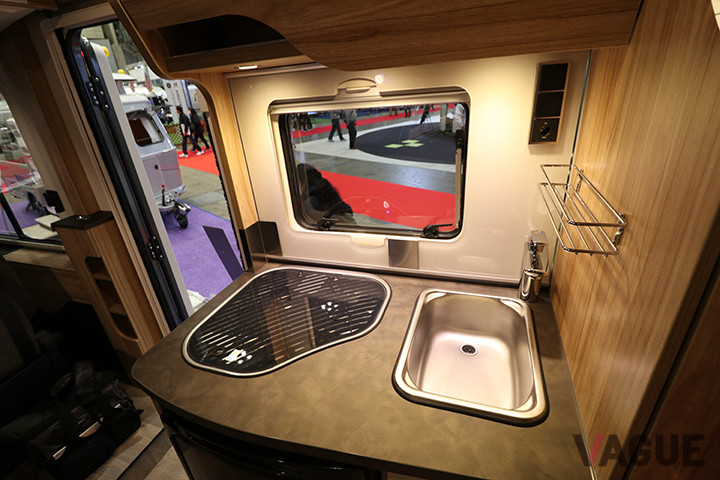 HYMER「Exsis-i474」の室内。車内の上質なキッチンには3バーナーのコンロを併設。