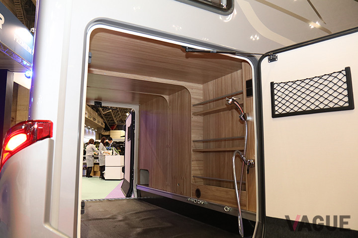 HYMER「Exsis-i474」のリアにはシャワーを備えた荷室を用意。