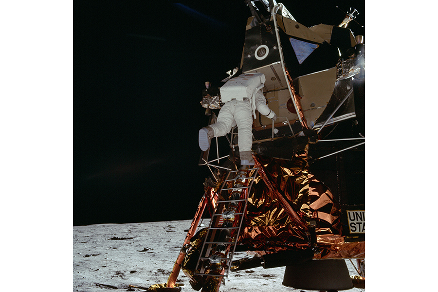 Astronaut Buzz Aldrin descends steps of Lunar Module ladder to walk on moon（c）NASA
