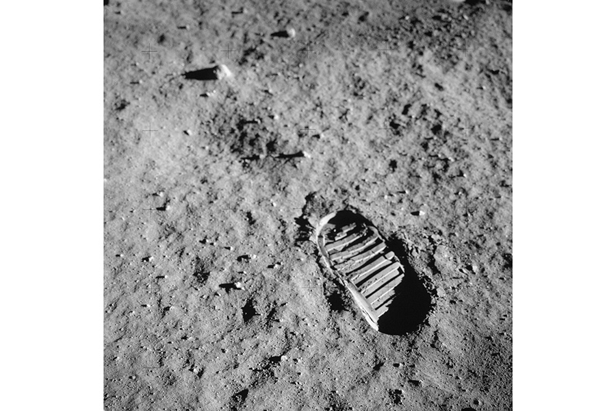 Neil Armstrong’s footprint in lunar soil（c）NASA