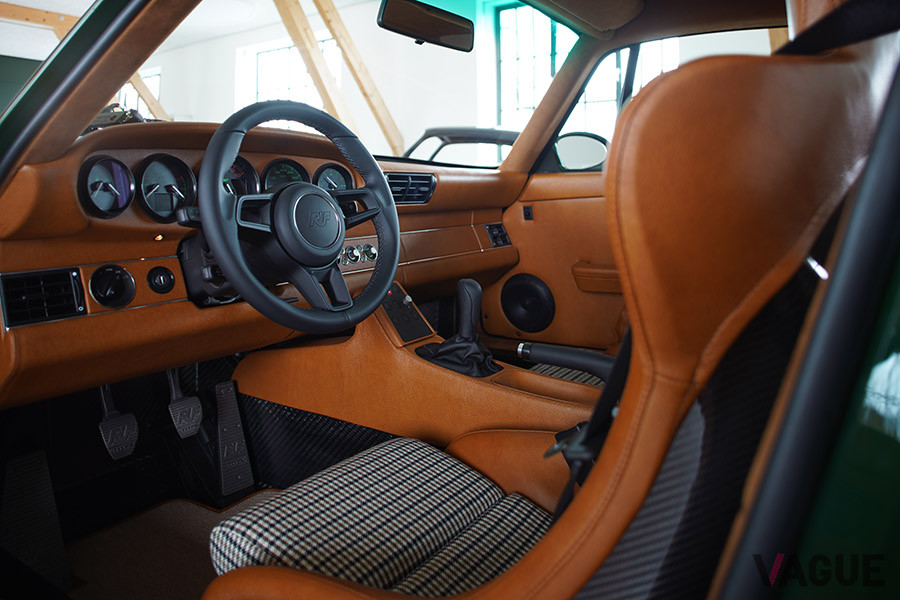 自然吸気エンジンを採用したRUF「SCR」のプロダクションモデルの内装