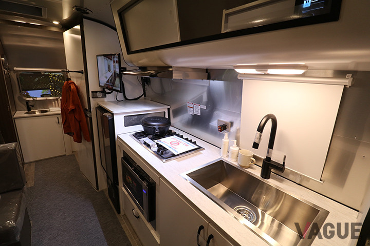 エアストリームの「キャラベル 22FBの車内の建具類はメインのドアから入るモノしか取り付けないそう。外装よりも建具類が先に寿命が来ることを考慮し、後から内部をリフォームするときに建具を容易に交換できるようにしているとのこと