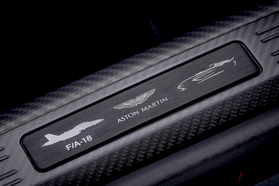 伝説の「F/A-18」に触発された「V12スピードスター」