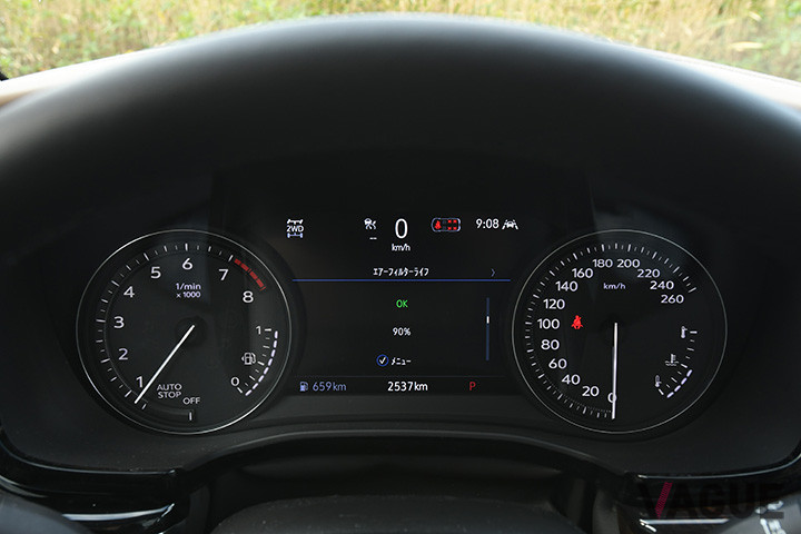 キャデラック「XT6」のメーター。左に回転計、右に速度計の2眼タイプ