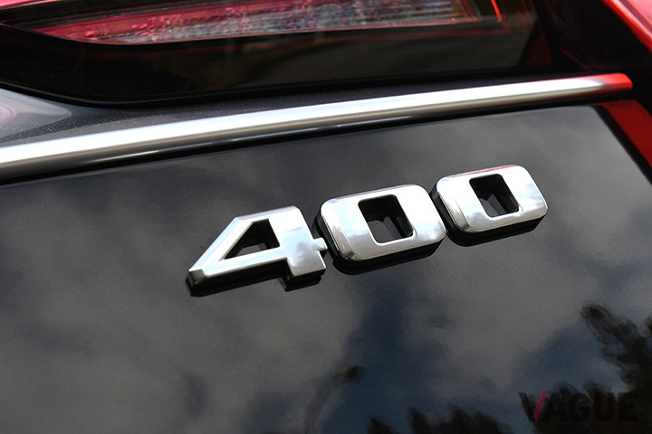 エンジン性能が400Nmクラス（350Nm超、450Nm未満）であることを示すテールゲートの「400」のバッジ