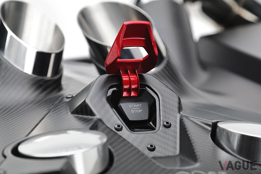 アヴェンタドールのエンジンスタートボタンと同じ。これで電源オンにする