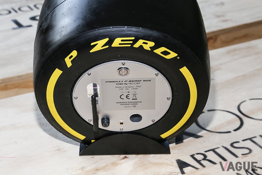 iXOOST ピレリPゼロ・サウンドの背面