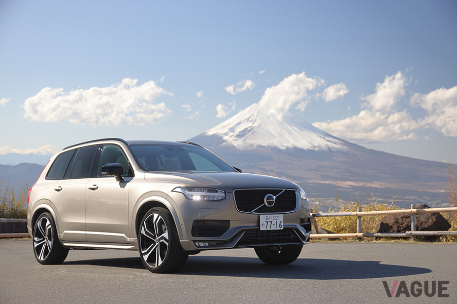 ボルボ「XC90 D5 AWD R-DESIGN」。ボディカラーはペブルグレー・メタリック