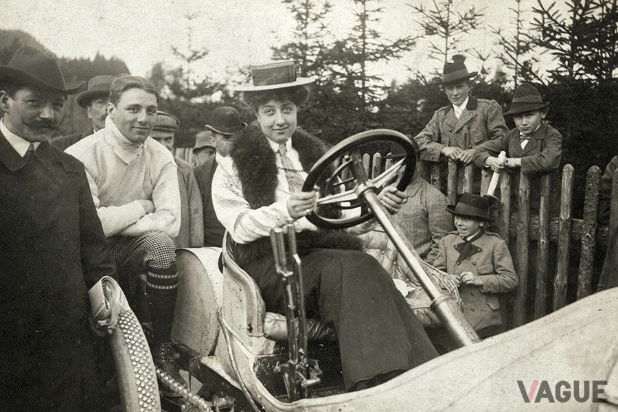 メルセデス・イェリネック（1889−1929）。1906年、メルセデスGPレーシングカーに乗っているときの写真