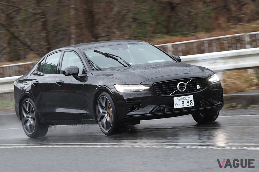 ボルボ「S60 T8ポールスターエンジニアード」の走行シーン。試乗日は大雨が降っていたが安定した走りを披露した