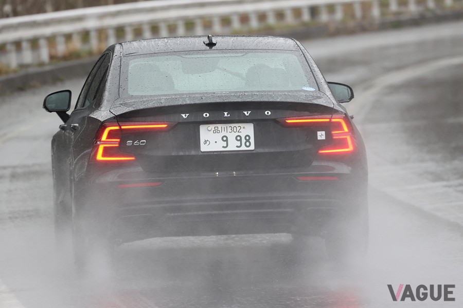 ボルボ「S60 T8ポールスターエンジニアード」の走行シーン