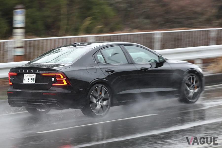 ボルボ「S60 T8ポールスターエンジニアード」の走行シーン