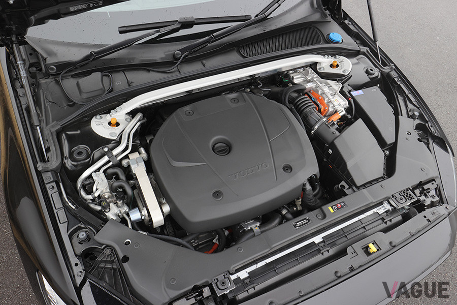 フロントはエンジン駆動、リアはモーター駆動のAWDになる。システム合計出力は420psを誇る