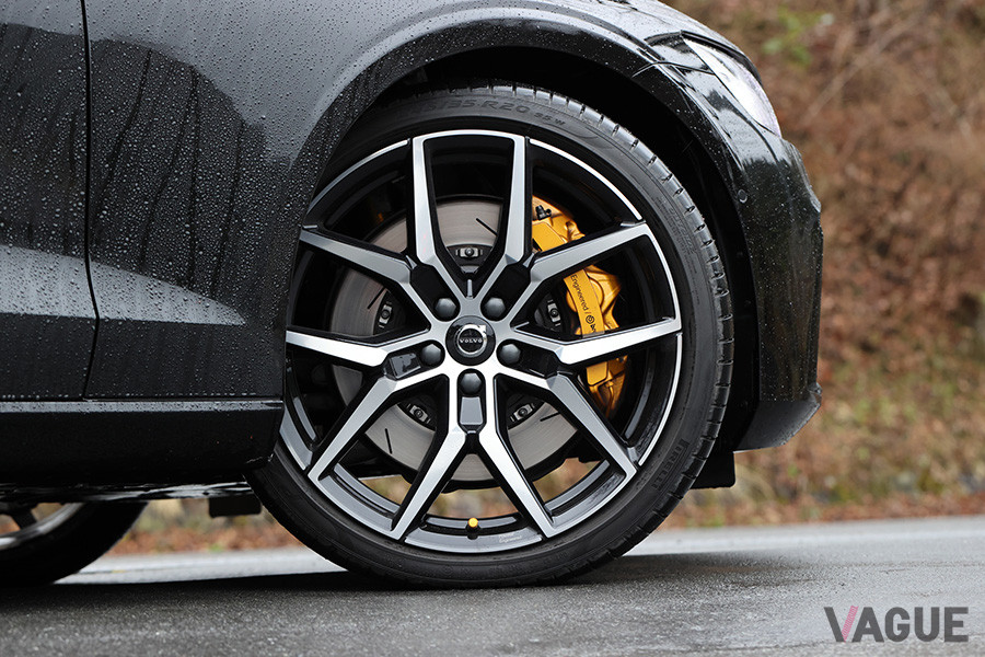 試乗車のタイヤはオプションの245/35R20サイズを装着。標準は235/40R19サイズ