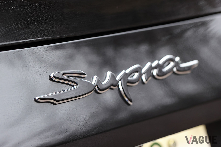 スープラのエンブレム。往年のスープラと同じロゴ