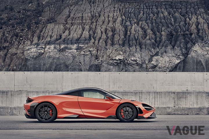 マクラーレン「765LT」のサイドビュー。ミッドシップモデルらしいスタイル