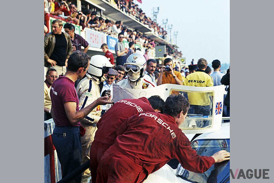 1969年6月15日、ル・マン24時間でのヴィック・エルフォードとリチャード・アトウッド。クルマは917LHクーペ