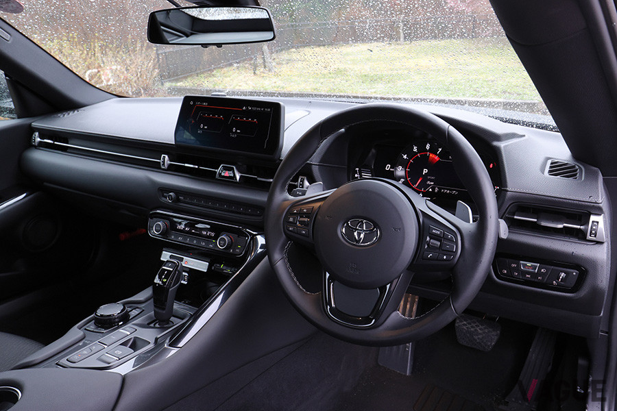 トヨタ「スープラ」RZのインテリア。右ワイパー・左ウインカーはBMW「Z4」と同じ