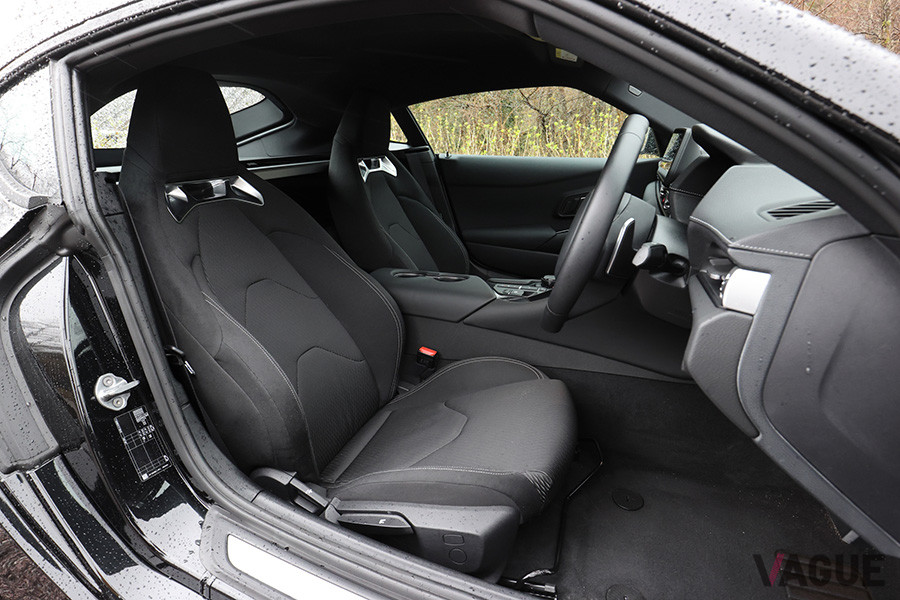 トヨタ「スープラ」RZのシートは6ウェイのマニュアル調節式。ファブリックシートになる