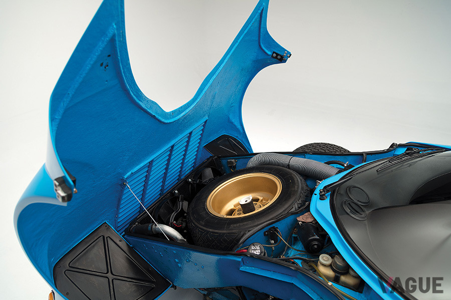 フロントのカウリングを開けると、スペアタイアが収まっている（C）2020 Courtesy of RM Sotheby's