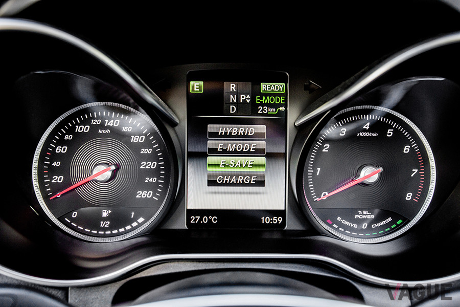 メルセデス・ベンツ「GLC350eクーペ」のメーター